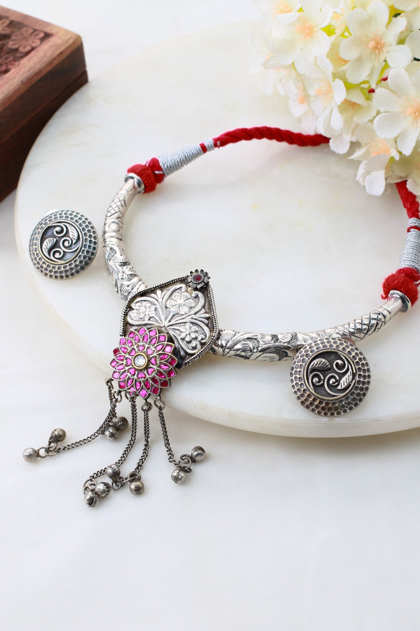 Splendid Pink Silver Floral Thread Choker - Maxiblink