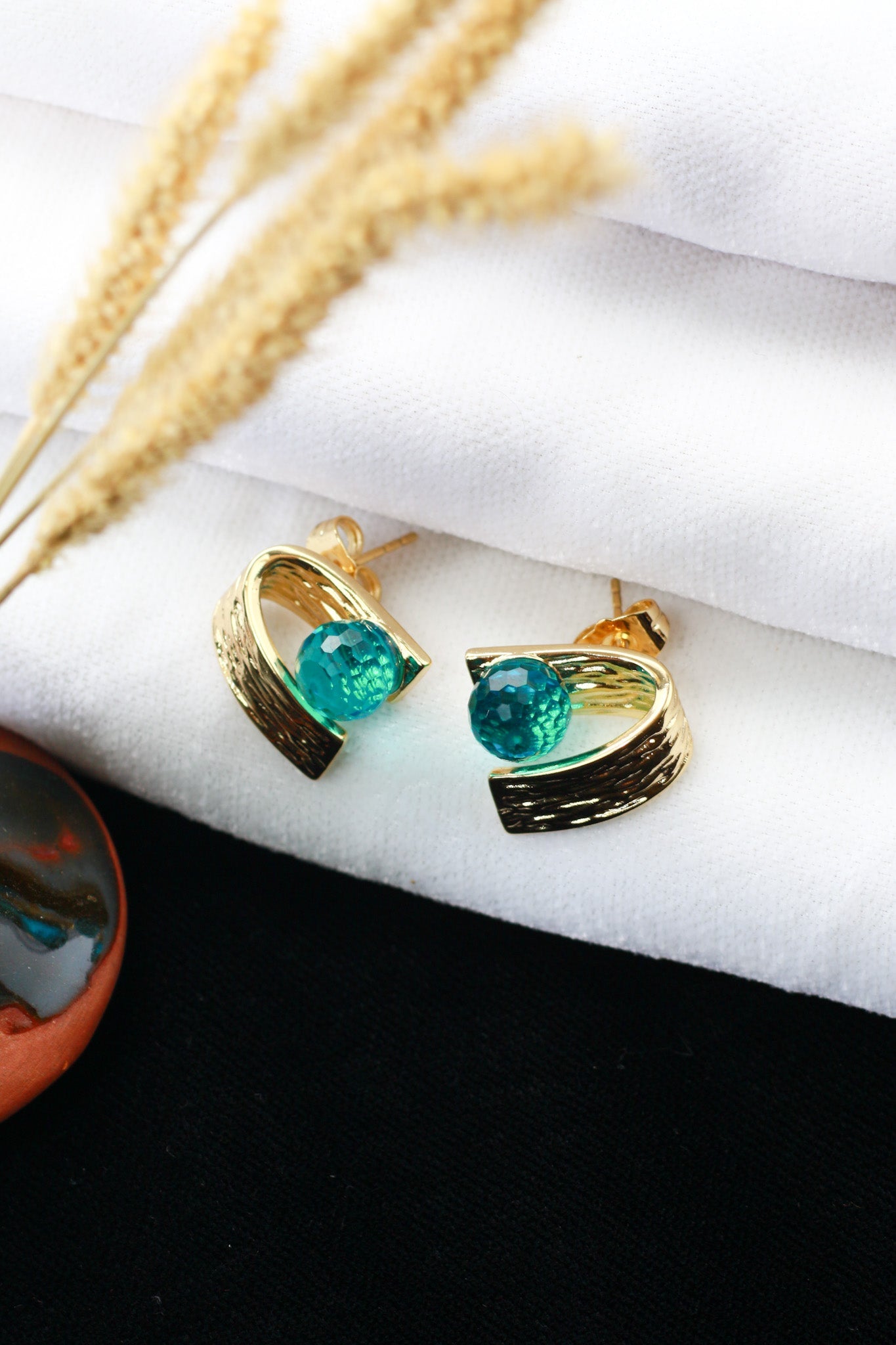 Teal Crystal Ribbed Arch Stud Earrings - Maxiblink